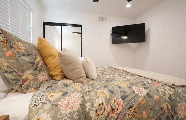 Coming Mid-April 2023! Beautifully upgraded two-story home with backyard oasis - Photo 7