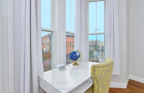 Jennifer's Chic Downtown City Views Private Deck - Foto 15