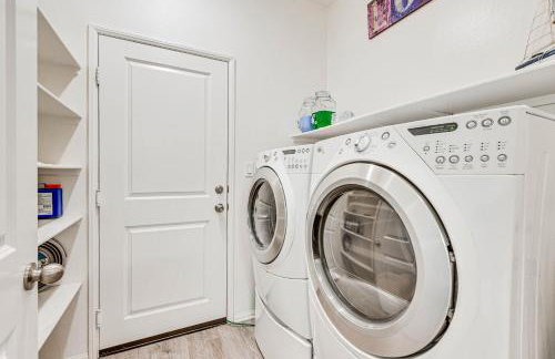 Patio and Yard Luxe Beaumont Getaway! - Foto 22