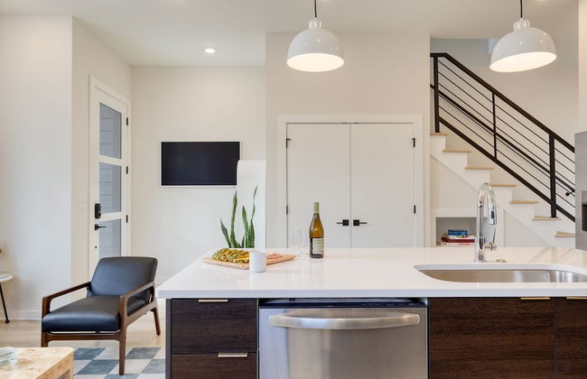 The Stage by Avantstay Chic 4bdr w Covered Balcony Modern Newly Built - Photo 19