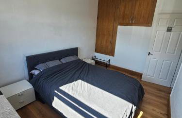 Spacious Bournemouth Home with BBQ, Outdoor Seating & large TV - Foto 8