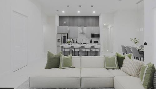 KING BED - FREE Pool Heat - 85 in TV - 4BR Villa - Foto 4