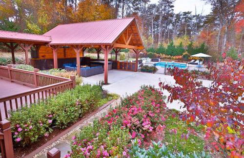 Luxury Cabin with Heated Pool, Hot-Tub & Deluxe Outdoors - Photo 1