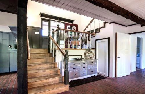 Riverside Home With a Rustic Charm - Foto 25