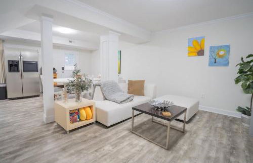 6 Min to North Hills - Private deck - In Unit Washer and Dryer - Foto 9