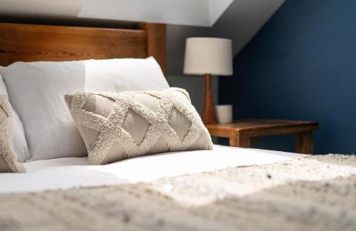 Charming Family Home with Stoves, Garden & Parking - Foto 32