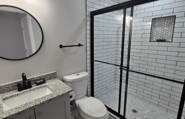 The Silver Villa - 2 King Beds Minutes from Downto - Foto 18