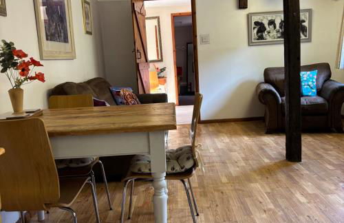 2 Bed Barn - Sleeps 4 - Pets - Parking - Wifi - Foto 8