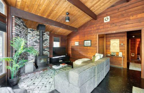Mid-century Cabin Hideaway - Hot Tub & Fire Pit - Foto 29