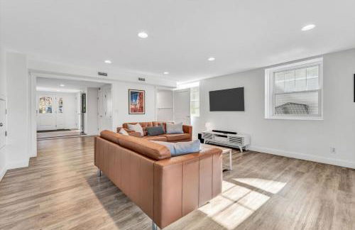 Waterfront Retreat with Private Dock and Fire Pit, Sleeps 8, Outdoor Dining, Spa-Style Primary, Gourmet Kitchen with Dual Dishwashers, Gas Fireplace, River Views, Bright Open Layout, Central AC, Perfect Coastal Escape for Families, 24 Hr Hospitality - Foto 23