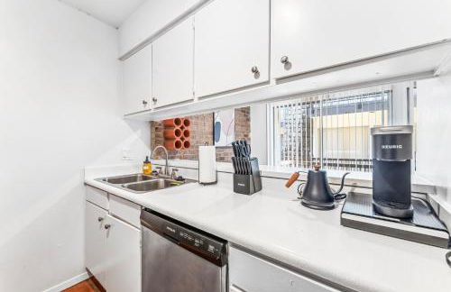 Heart of SoCo 2BR and 1BR King Suites with Free Parking, Pool, and Laundry Center - Foto 32