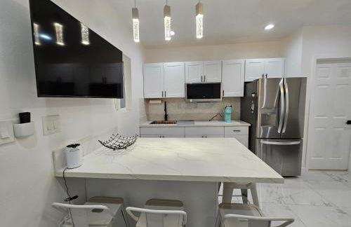 Modern Marble Retreat Private Gated ADU with Laundry & Parking - Foto 4