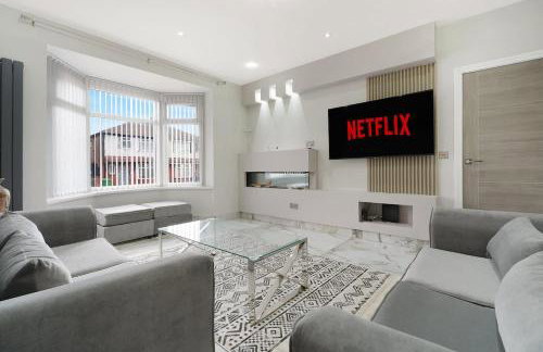 Stylish Home With Free Parking And Easy City Access - Photo 1