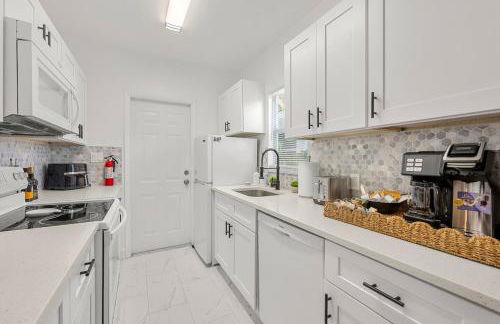 Bright and Airy Apartment on Flamingo Dr - Foto 18