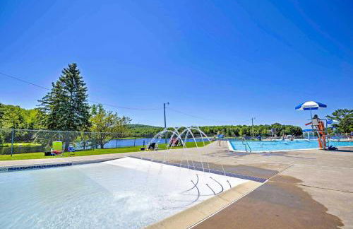 Lakefront Poconos Family Home with Pool Access - Foto 40