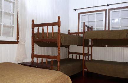 Chale de Madeira - Lareira e Fogueira---lindo gramado com mesa para café da manhã, churrasqueira e fogueira - Foto 25