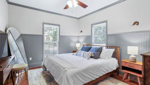 Artsy Downtown Retreat with Hot Tub - Foto 5