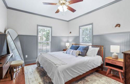 Artsy Downtown Retreat w Hot Tub - Foto 3