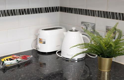 Spacious 4 Bed House Free Parking Near Station - Pass the Keys - Foto 44