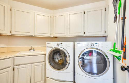 Near Shops and Cafes Beaverton Haven with Luxe Decor! - Foto 32