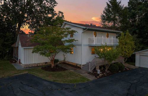Relaxing Lakefront Retreat w/ Hot Tub & Dock - Foto 61
