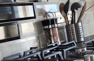 Bright, Spacious, modern Interior Decor 2 bedrooms Apartment with amazing views - Photo 36