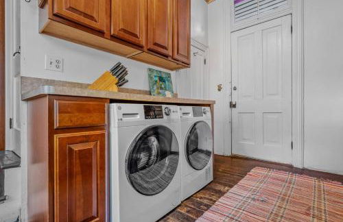 The Manor - Historic Mansion, Wifi, Covered Porch, Screen Porch, King Bed, Walk to Spas, Shops & Restaurants - Foto 66