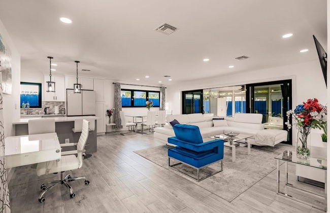 Modern Spacious Home With Pool Jacuzzi - Photo 1