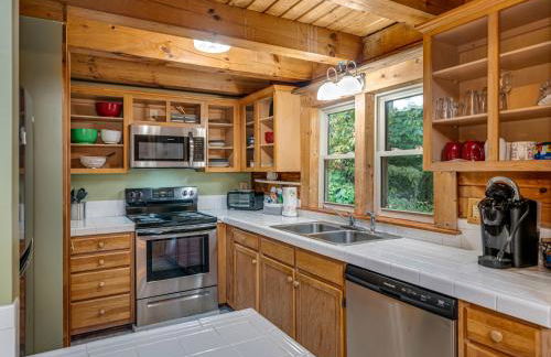 1 bedroom with a loft and hot tub cabin 45 minutes to Asheville - Foto 8