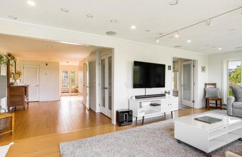 Elegant Gloucester Beach Getaway with Ocean Views! - Foto 11