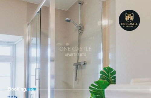 Exclusive Deals l Last-Minute Specials l Free Parking I Short term Booking l Garden I Sleeps Up to 6 l 3 Bed & 2 Bath I One Castle Apartments Short-lets and Serviced Accommodation - Photo 11