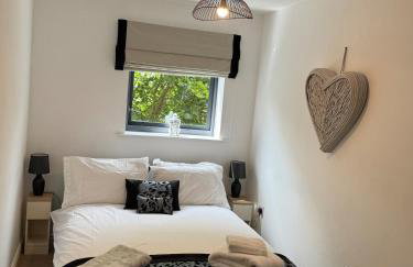 Uxbridge-Modern 2 bed Apt with Lift & Parking - Photo 7