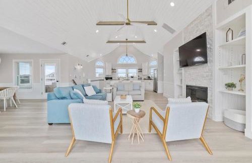 Elegant Updated Oceanfront Home with Pool & Hot Tub - Photo 5