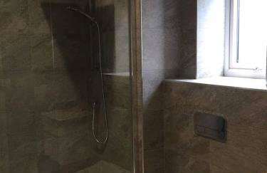 Relax in style at my stunning Holywell Beach home - Foto 7