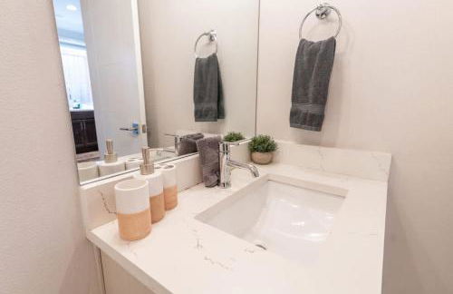 Walkable Apt Next to Restaurants, Bars, and Shops! - Foto 19