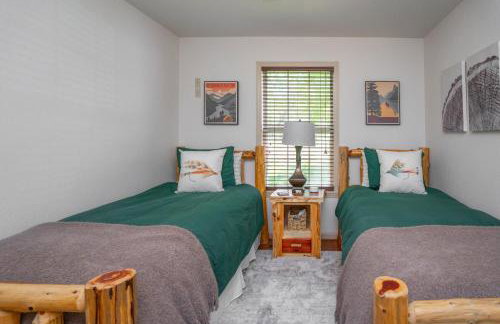 Riverfront Little Red Cabin, Hot Tub, World-class Trout Fishing, Views & Boat Access - Photo 42