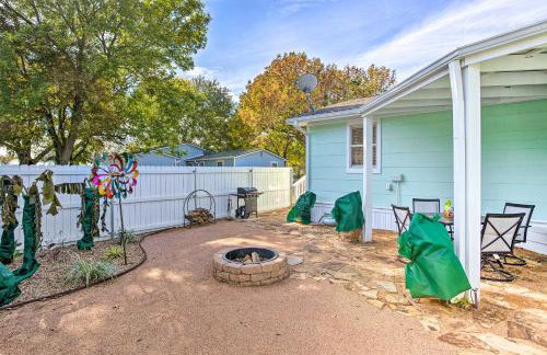 Walk to Cedar Creek Reservoir Home with Fire Pit! - Foto 2