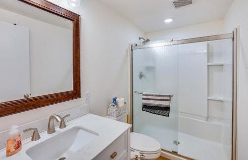 Waterfront Spirit Lake Vacation Rental with Dock! - Foto 12