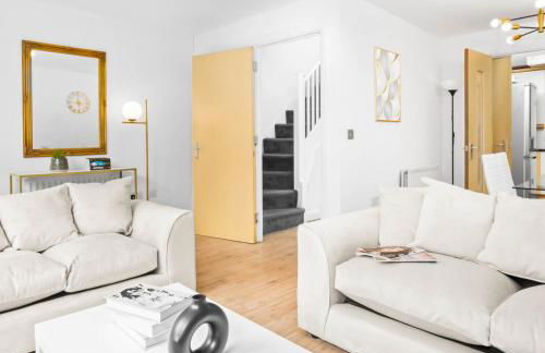 Three Bed House - Parking - Garden - Fast Wi-Fi 19LL - Foto 1