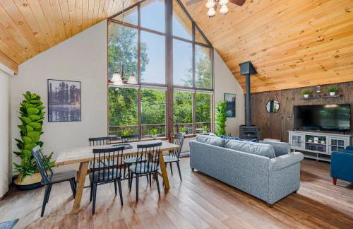 Quaint Loft Cabin w Hot Tub, FirePit, Deck & Grill - Foto 6