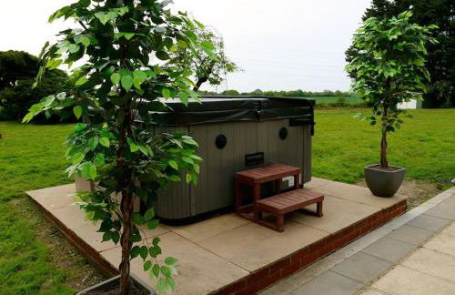 Deluxe 1 Bed Versace Hot Tub Sky TV Cinema Screen - Foto 26