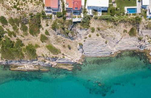 A White Cliffside Studio - Photo 1