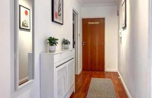 Stylish Town Centre Apartment, ALLOCATED FREE PARKING SPACE, RICKMANSWORTH HIGH STREET, Modern Decor, Juliet Balcony, Walking Distance to Rickmansworth Station Metropolitan Line - Foto 42