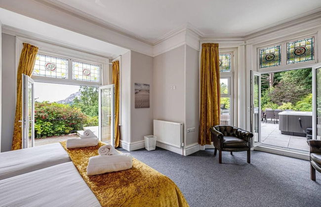 Delightful Holiday Home With sea Views and Hot Tub - Photo 11