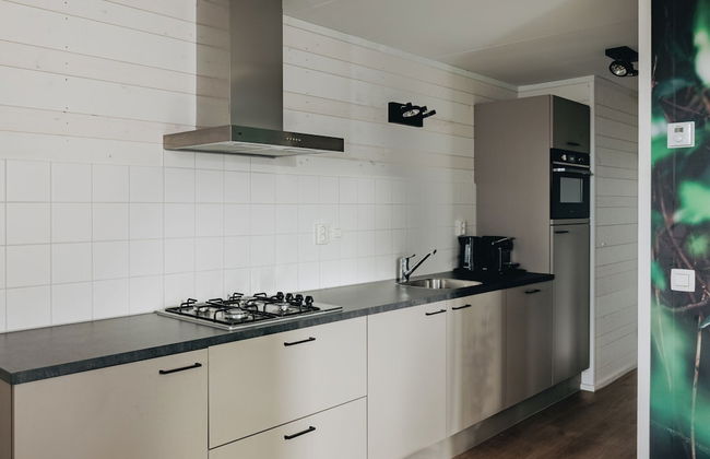 Spacious Villa in Forest Park - Photo 4