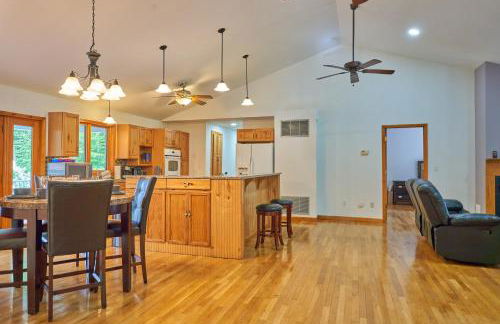 Serene Rustic Retreat with Lake - Foto 26