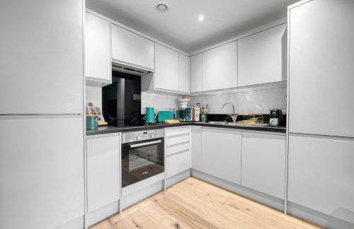 Ocean Village 1-Bedroom Luxurious, Stylish & Cosy Apartment, Central Location in Southampton, Sleeps 4 - by Blue Puffin Stays - Photo 5