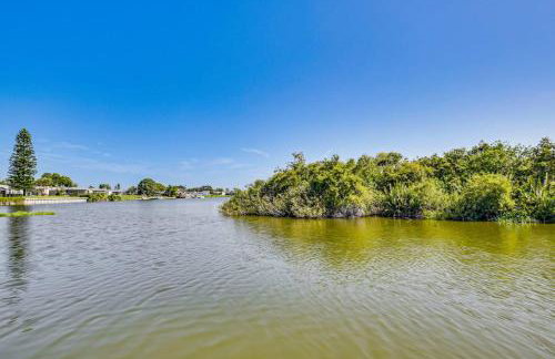 Canal Front Oasis w Heated Pool Close to the Beach - Foto 6