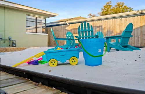 Family Friendly Home Near Beach and Downtown - Photo 9