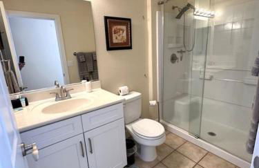 Bright and Spacious 2 Story Condo - Foto 13